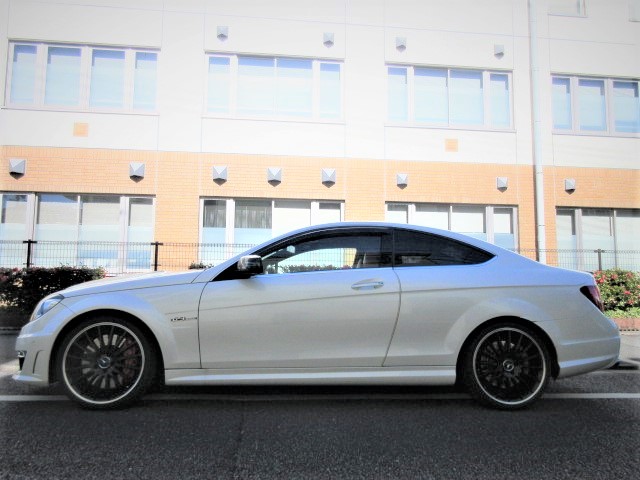 2011 Mercedes-Benz  AMG C63 Coupe  Performance package