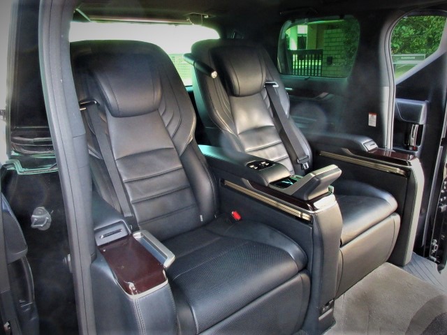 2020 Toyota Alphard 3.5 Royal Lounge  Full partition