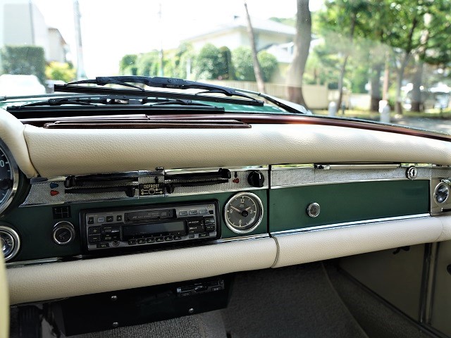 1970 Mercedes-Benz 280SL 4-speed MT