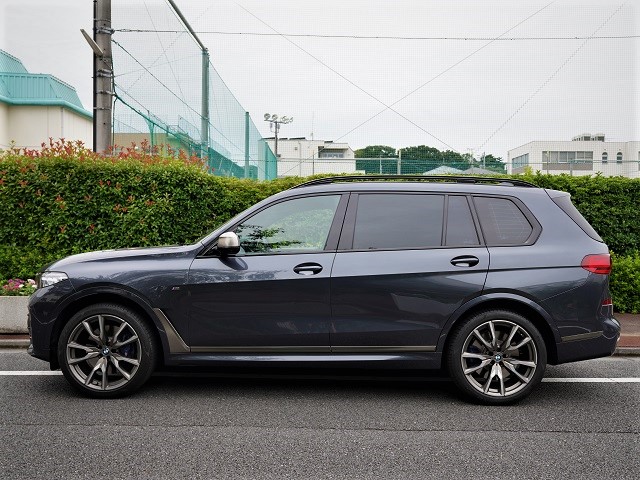 2020 BMW X7 M50i 4WD rear entertainment