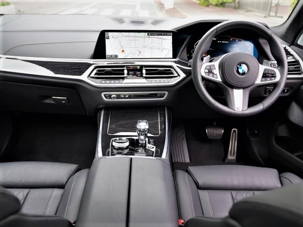 2020 BMW X7 M50i 4WD rear entertainment