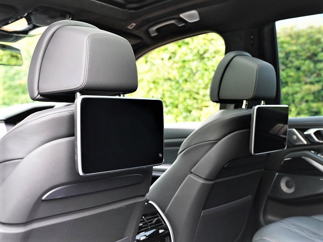 2020 BMW X7 M50i 4WD rear entertainment