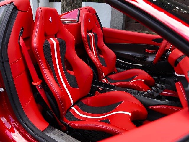 フェラーリ 488ピスタ スパイダー F1 DCT ロッソフォーコ