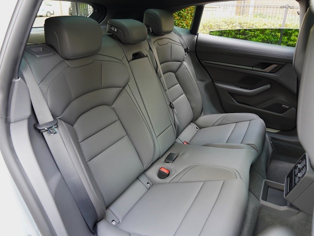 2024 Porsche Taycan Cross Turismo 4 4+1 seats 4WD