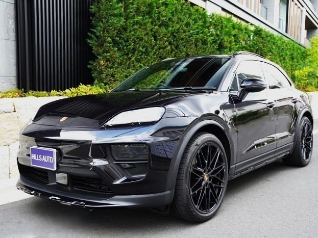 2025 Porsche Macan electric Panoramic roof Sports Chrono 