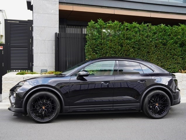 2025 Porsche Macan electric Panoramic roof Sports Chrono