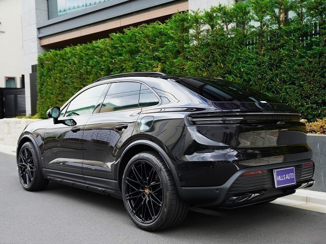 2025 Porsche Macan electric Panoramic roof Sports Chrono