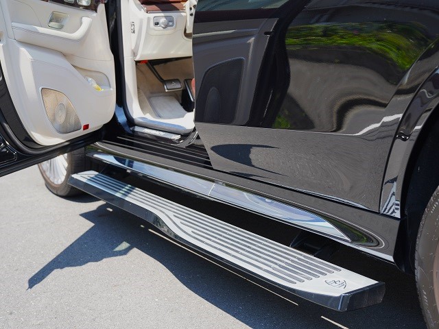 2023 Mercedes-Maybach GLS 600 4Matic (ISG equipped model) 4WD Rear-entry panoramic roof