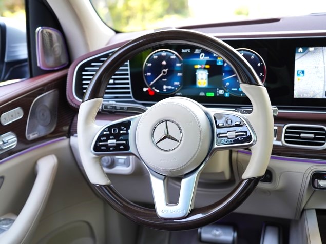 2023 Mercedes-Maybach GLS 600 4Matic (ISG equipped model) 4WD Rear-entry panoramic roof