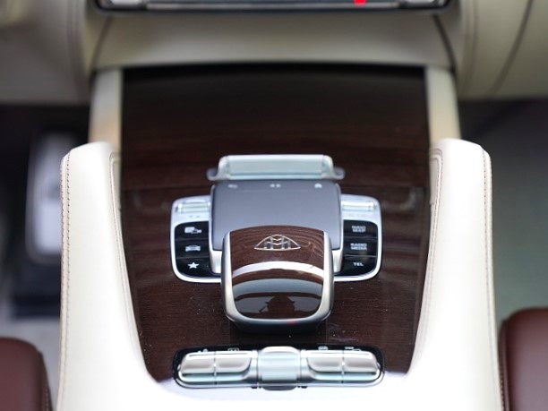 2023 Mercedes-Maybach GLS 600 4Matic (ISG equipped model) 4WD Rear-entry panoramic roof
