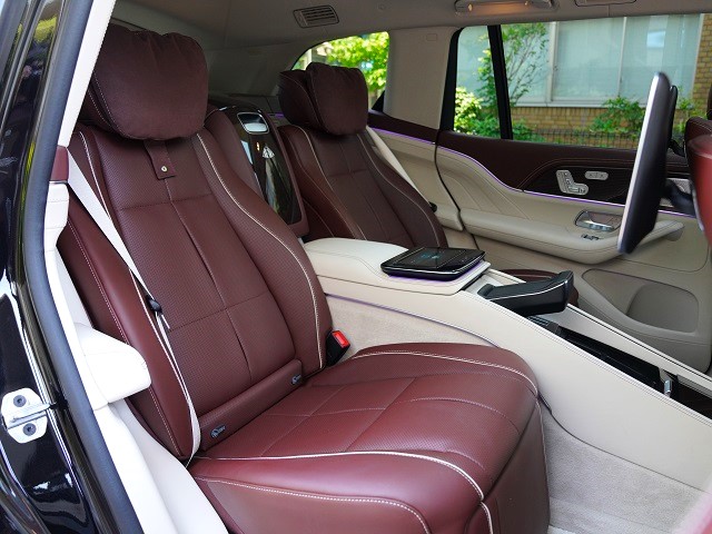 2023 Mercedes-Maybach GLS 600 4Matic (ISG equipped model) 4WD Rear-entry panoramic roof