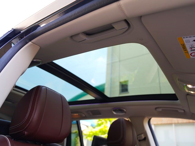 2023 Mercedes-Maybach GLS 600 4Matic (ISG equipped model) 4WD Rear-entry panoramic roof
