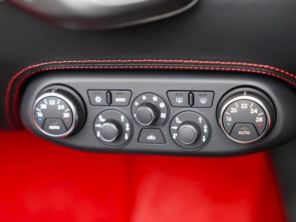 2013 Ferrari 458 Spider  F1 DCT  Daytona Seat