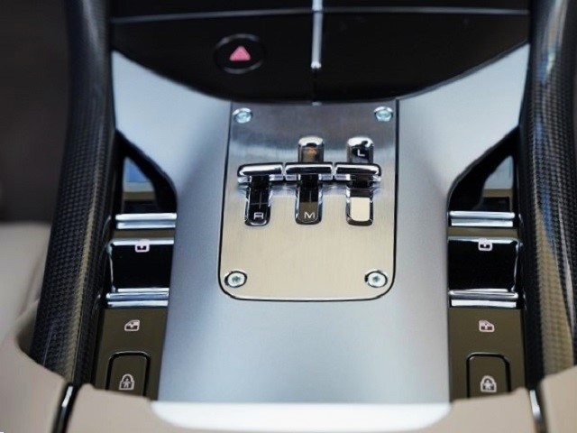 2025 Ferrari Prosangue 6.5 V12  F1 DCT 4WD 