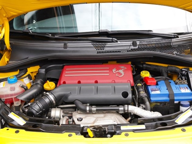 2011 ABARTH 695  Tributo Ferrari