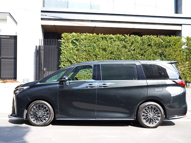 2024 Lexus LM 500h Version L 4WD Rear entry universal step