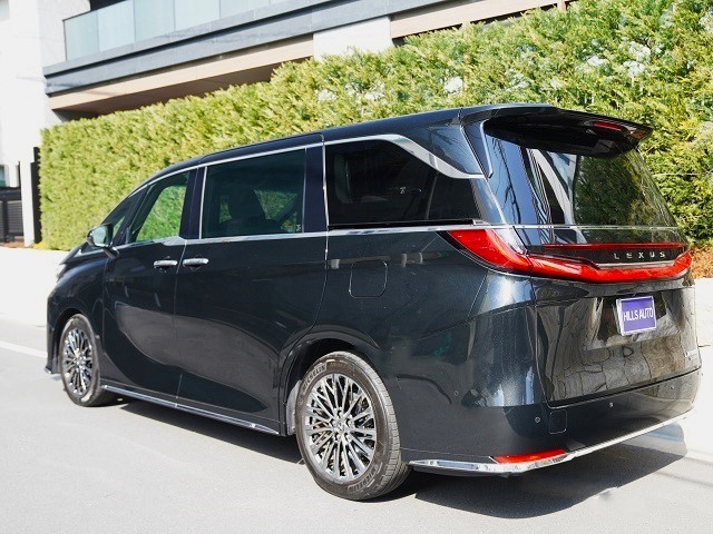 2024 Lexus LM 500h Version L 4WD Rear entry universal step