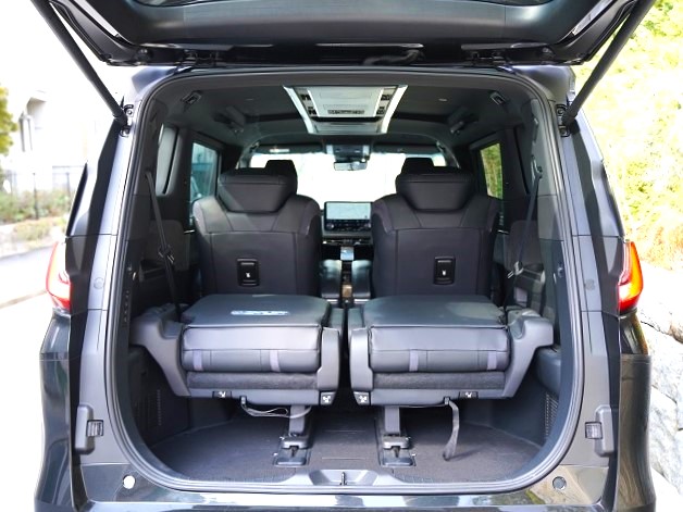 2024 Lexus LM 500h Version L 4WD Rear entry universal step