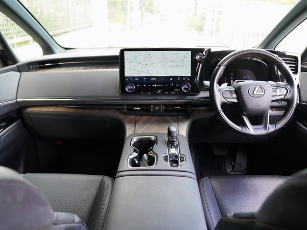 2024 Lexus LM 500h Version L 4WD Rear entry universal step