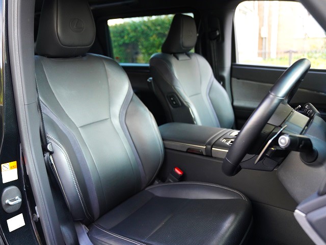2024 Lexus LM 500h Version L 4WD Rear entry universal step
