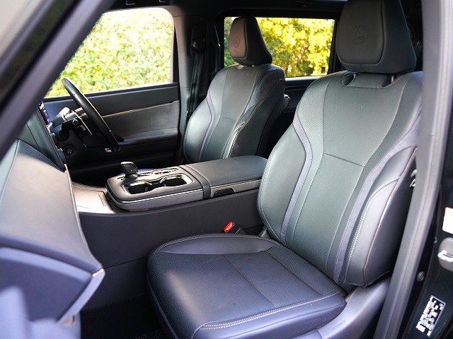 2024 Lexus LM 500h Version L 4WD Rear entry universal step