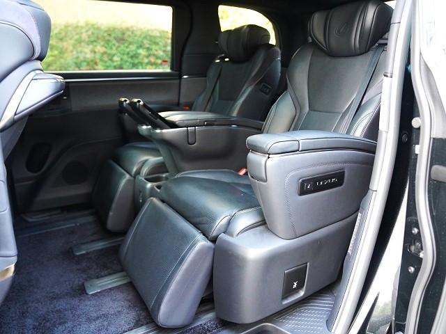 2024 Lexus LM 500h Version L 4WD Rear entry universal step