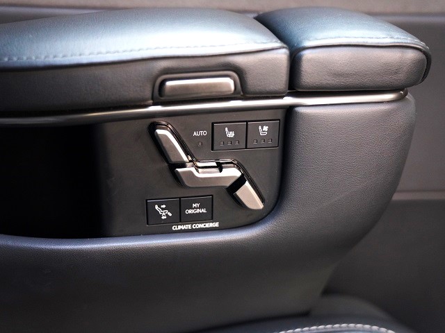 2024 Lexus LM 500h Version L 4WD Rear entry universal step