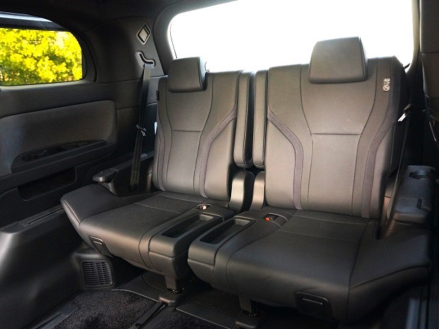 2024 Lexus LM 500h Version L 4WD Rear entry universal step