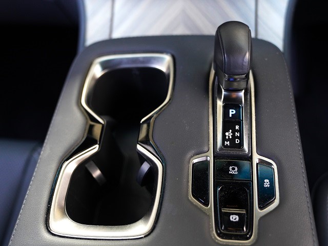 2024 Lexus LM 500h Version L 4WD Rear entry universal step